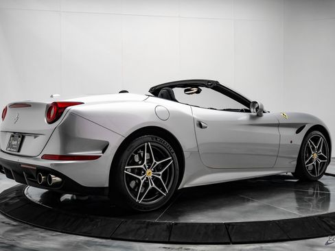 Used 2016 Ferrari California T image 19