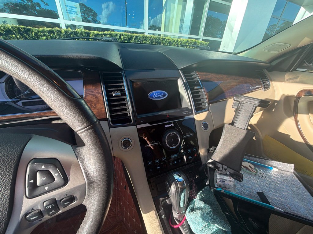 Used 2017 Ford Taurus Limited FWD image 11