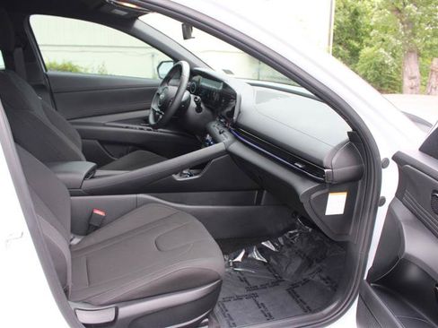 Used 2025 Hyundai Elantra SEL FWD image 10