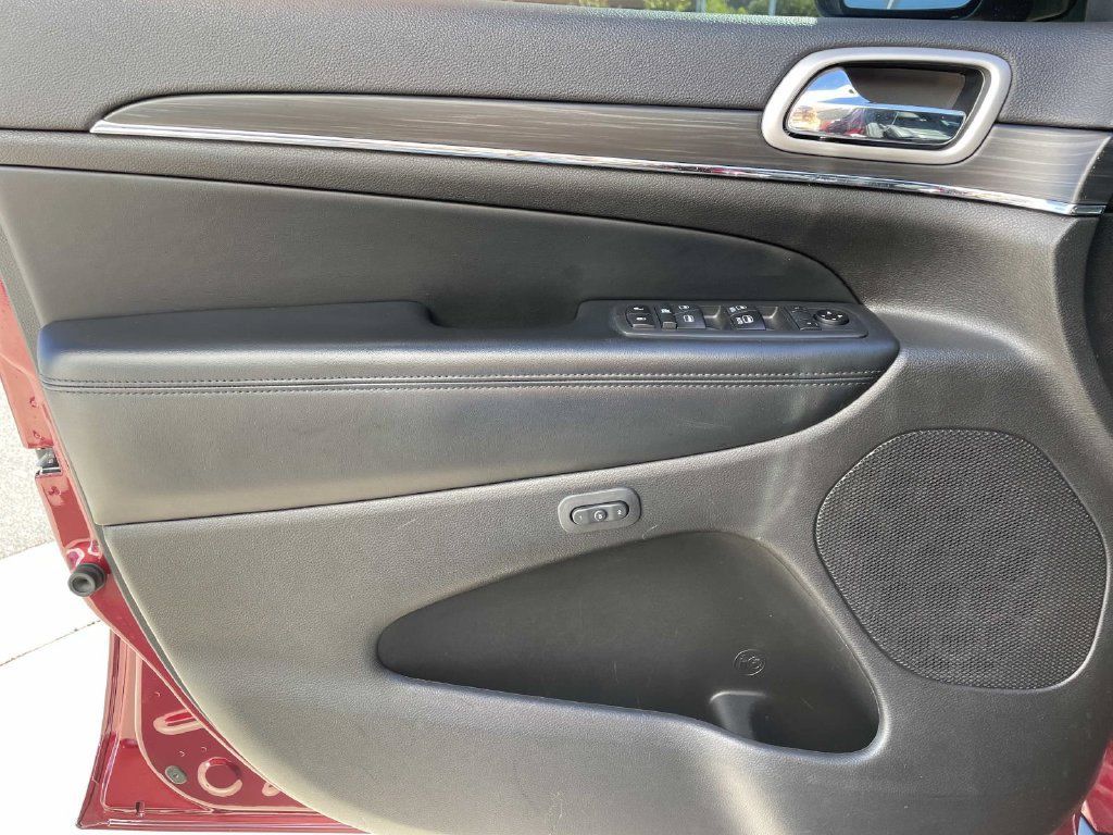 Used 2020 Jeep Grand Cherokee Limited AWD/4WD image 15