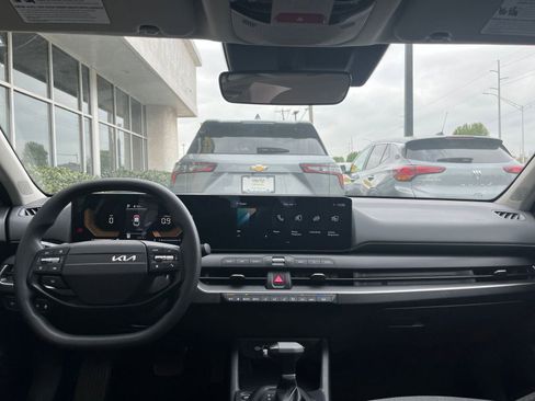 Used 2025 Kia K4 LXS image 32