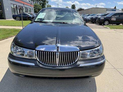 Used 2001 Lincoln Town Car Cartier image 2