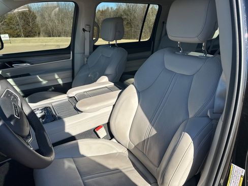 Used 2023 Jeep Wagoneer Series III w/ Premium Group I image 5