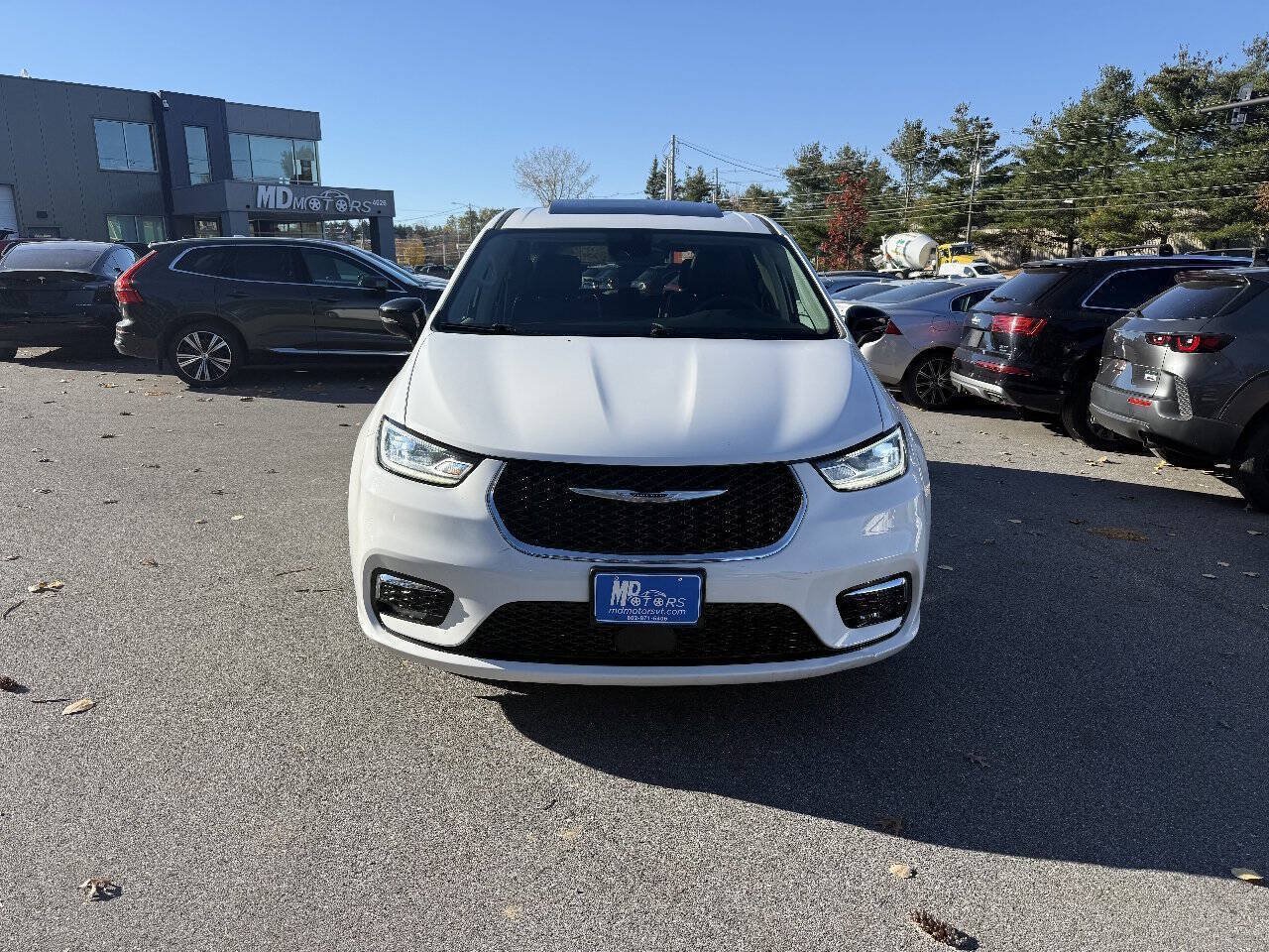 Used 2024 Chrysler Pacifica Limited FWD image 4