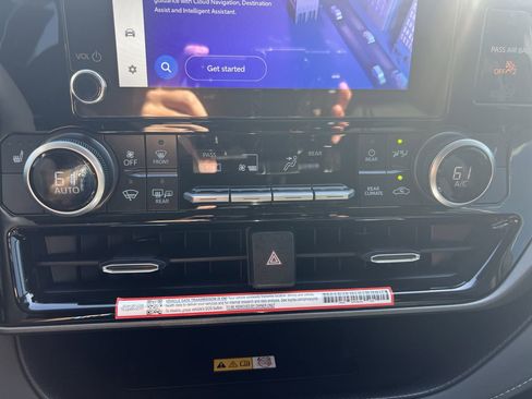 Used 2025 Toyota Highlander XLE FWD image 29