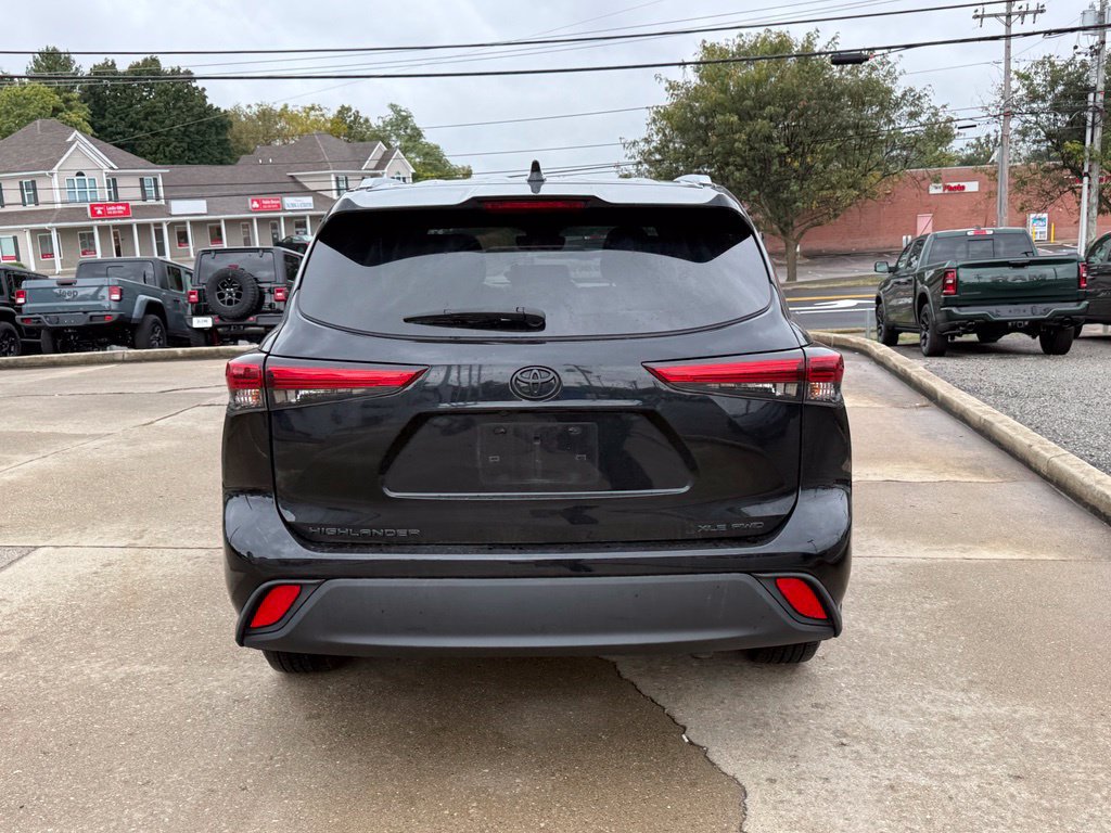 Used 2021 Toyota Highlander XLE AWD/4WD image 7