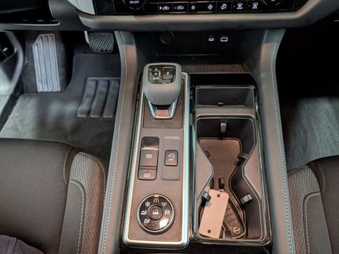 Used 2025 Nissan Pathfinder SV image 24