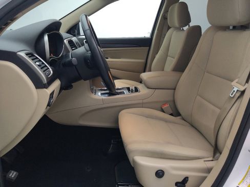 Used 2019 Jeep Grand Cherokee Laredo RWD image 17