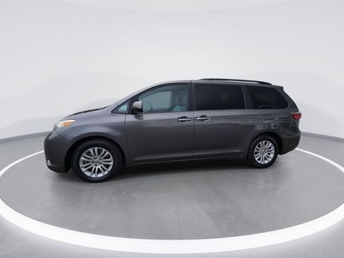 Used 2015 Toyota Sienna XLE w/ XLE Navigation Package FWD image 5