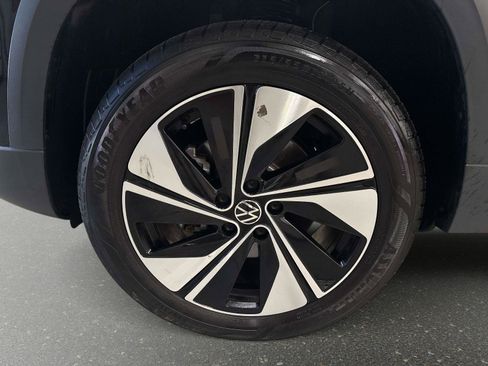 Certified 2024 Volkswagen Taos SE image 9