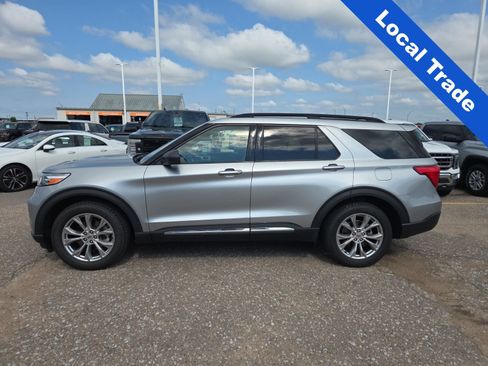 Used 2020 Ford Explorer XLT w/ Equipment Group 202A AWD/4WD image 2