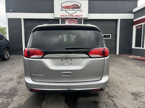 Used 2017 Chrysler Pacifica Touring-L w/ Tire & Wheel Group FWD image 7