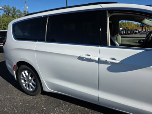 Used 2022 Chrysler Pacifica Touring-L image 78