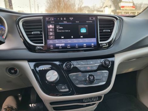 Used 2022 Chrysler Pacifica Touring-L image 39