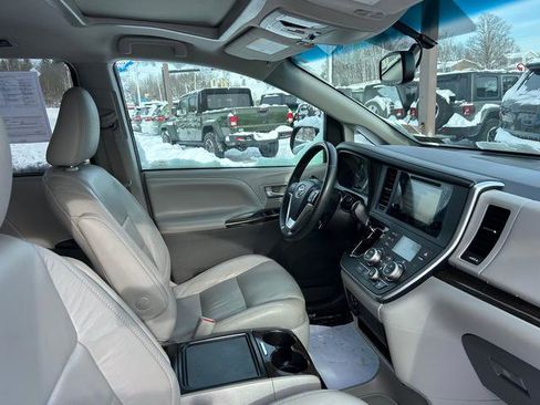 Used 2017 Toyota Sienna XLE image 22