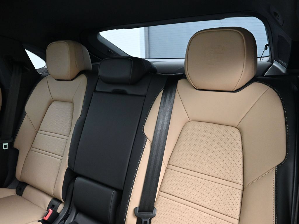 Certified 2026 Porsche Cayenne E-Hybrid Coupe AWD/4WD image 6