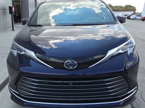 Used 2021 Toyota Sienna Platinum FWD image 3