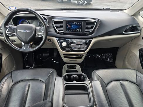 Used 2020 Chrysler Pacifica Touring-L FWD image 5
