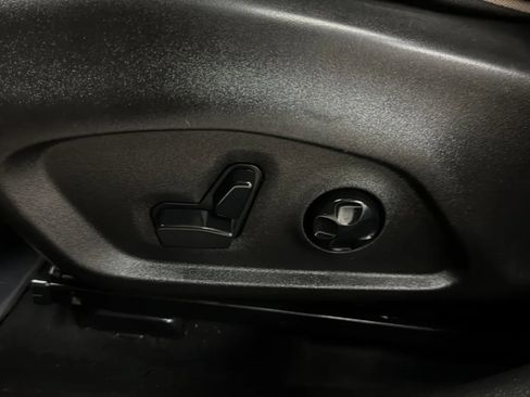 Used 2018 Jeep Renegade Latitude w/ Popular Equipment Group FWD image 17