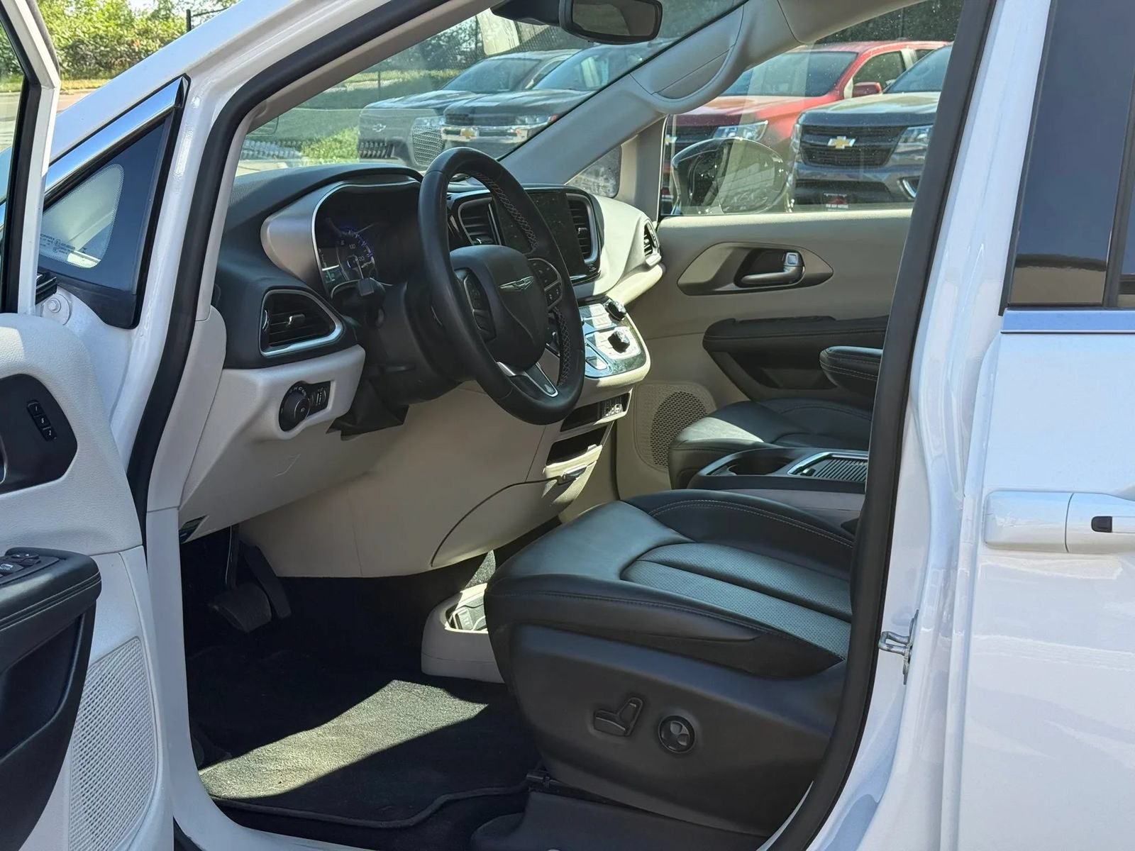 Used 2024 Chrysler Pacifica Touring-L FWD image 9