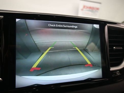 Used 2023 Chrysler Pacifica Touring-L FWD image 18