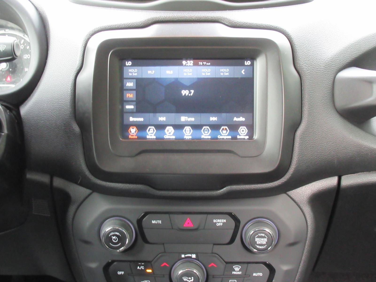 Used 2019 Jeep Renegade Latitude FWD image 15