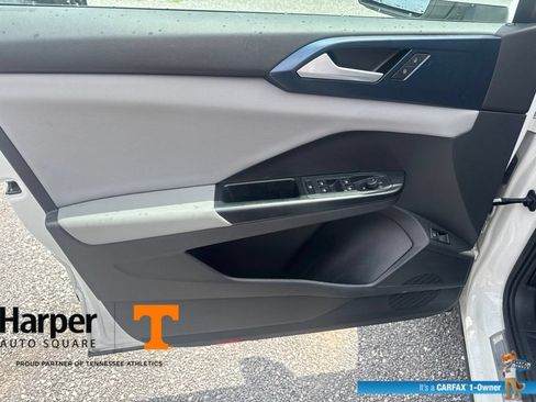 Used 2023 Volkswagen Taos SE w/ Panoramic Sunroof Package AWD/4WD image 19