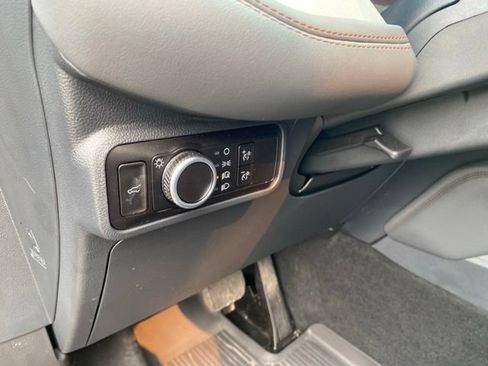 Used 2025 Ford Explorer Active AWD/4WD image 25