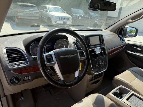 Used 2012 Chrysler Town & Country Touring-L w/ Entertainment Group #2 FWD image 12