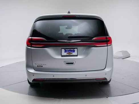 Used 2024 Chrysler Pacifica Touring-L image 8
