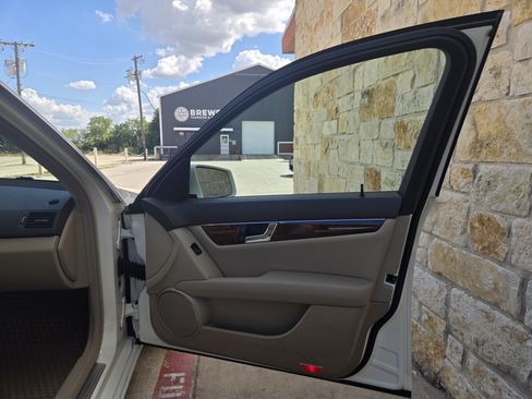 Used 2011 Mercedes-Benz C 300 Sedan image 8