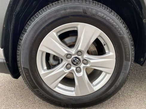 Used 2019 Toyota RAV4 XLE AWD/4WD image 10