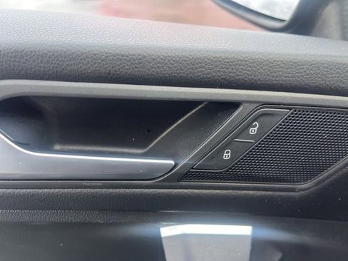 Used 2021 Volkswagen Tiguan SE image 10