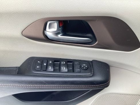 Used 2017 Chrysler Pacifica Touring-L image 16