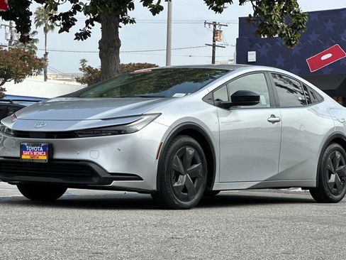 Used 2023 Toyota Prius LE image 8