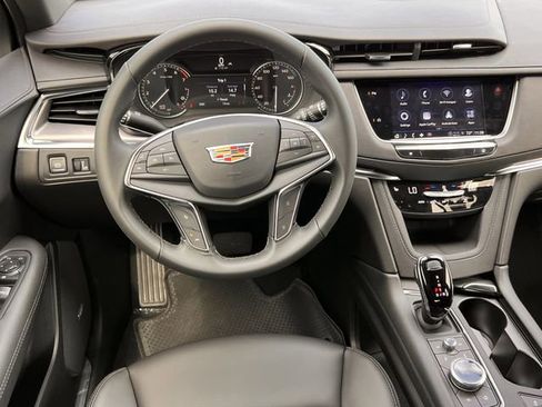 New 2026 Cadillac XT5 Luxury image 10