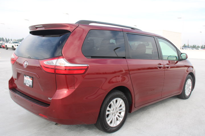 Used 2017 Toyota Sienna XLE Premium FWD image 3