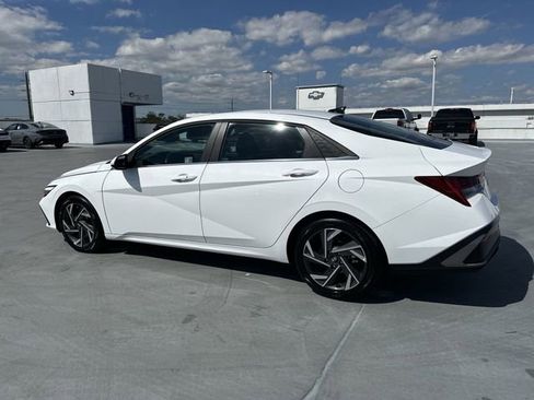 Used 2025 Hyundai Elantra SEL image 15