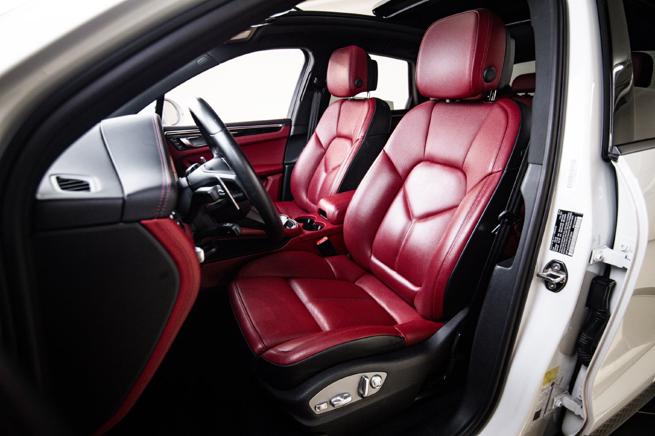 Certified 2024 Porsche Macan AWD/4WD image 5