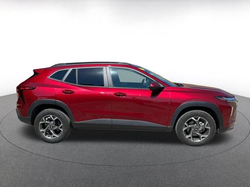 Used 2025 Chevrolet Trax LT FWD image 17