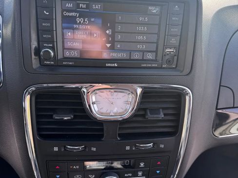 Used 2015 Chrysler Town & Country Limited FWD image 19