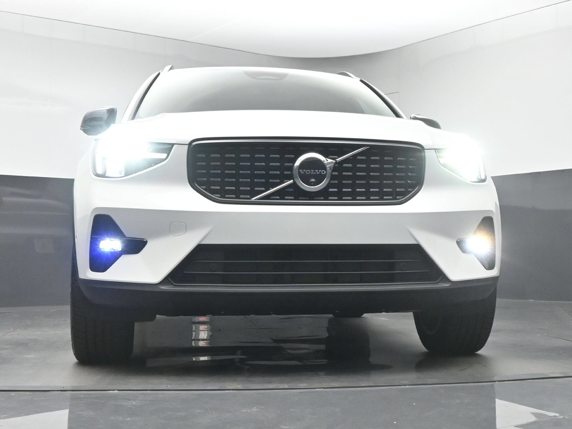 New 2026 Volvo XC40 B4 Plus w/ Protection Package Premier FWD image 36