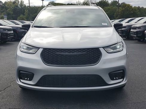 New 2026 Chrysler Pacifica Limited w/ Uconnect Theater Family Group image 2