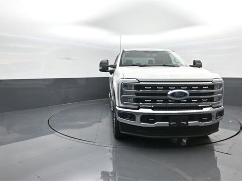 Used 2025 Ford F350 Lariat image 2