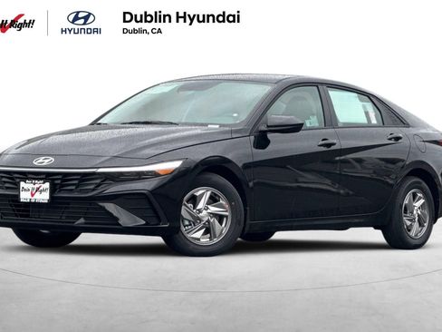 Used 2025 Hyundai Elantra SE image 1