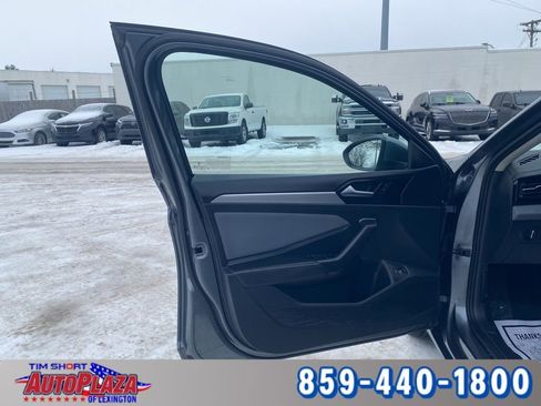 Used 2025 Volkswagen Jetta SE image 31