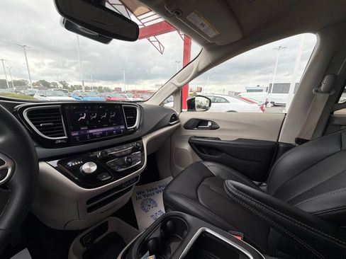 Used 2024 Chrysler Pacifica Touring-L FWD image 35