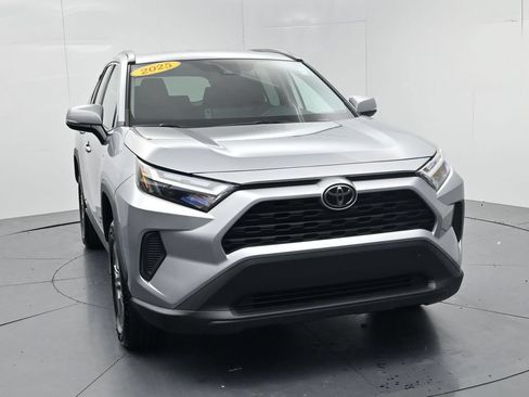 Used 2025 Toyota RAV4 XLE AWD/4WD image 2