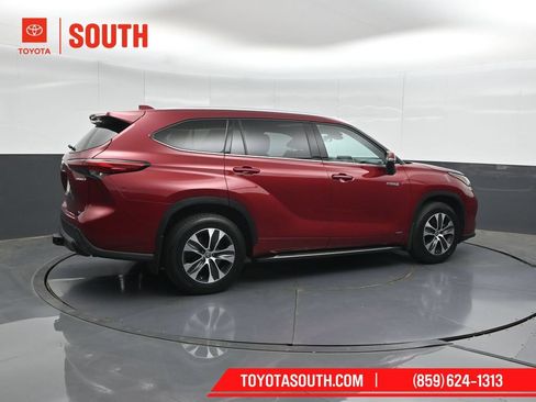 Used 2021 Toyota Highlander XLE AWD/4WD image 2