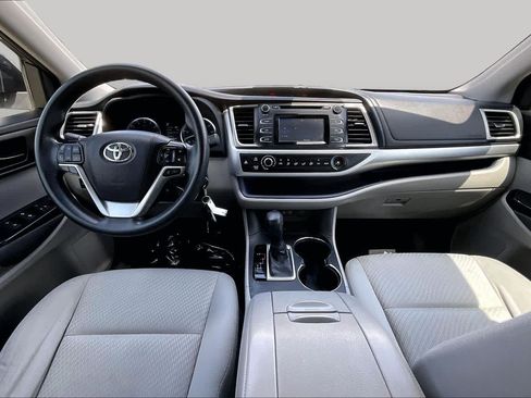 Used 2018 Toyota Highlander LE FWD image 15
